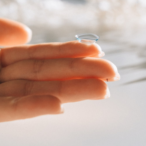 Eine Kontaktlinse sichtbar auf dem Zeigefinger einer Hand